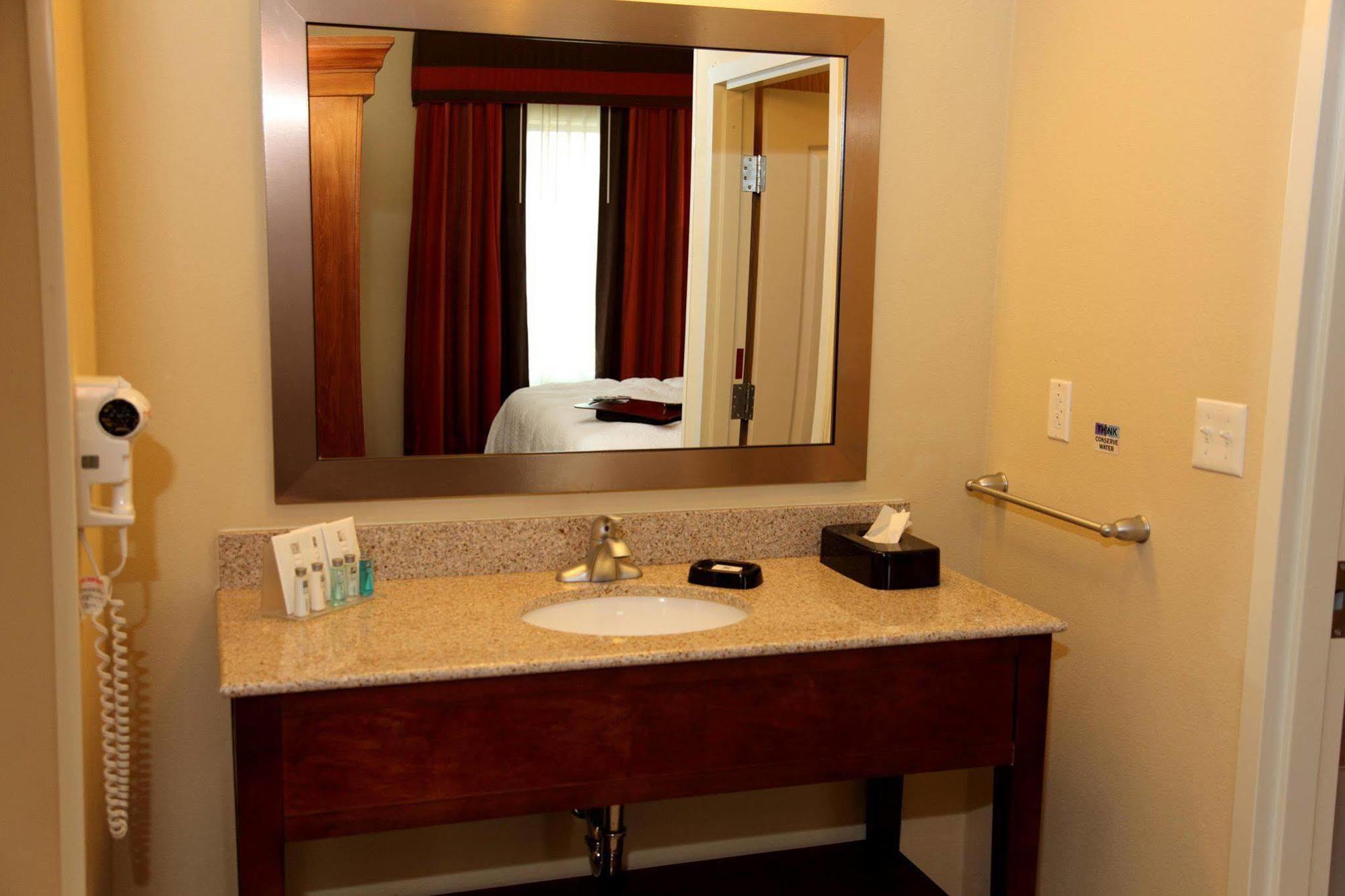 Hampton Inn & Suites Bastrop Room photo